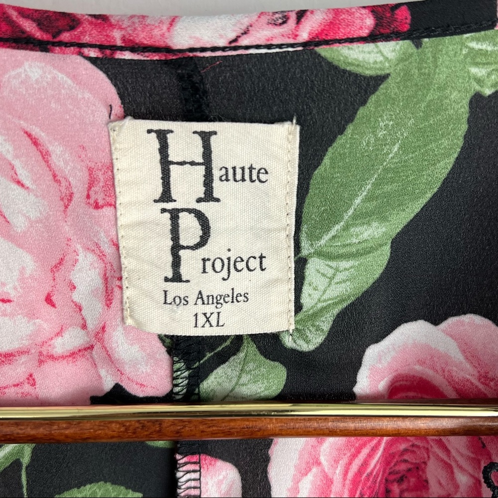 Pink rose flower design light weight blouse by Haute Project Top Size 1X - Picture 3 of 5